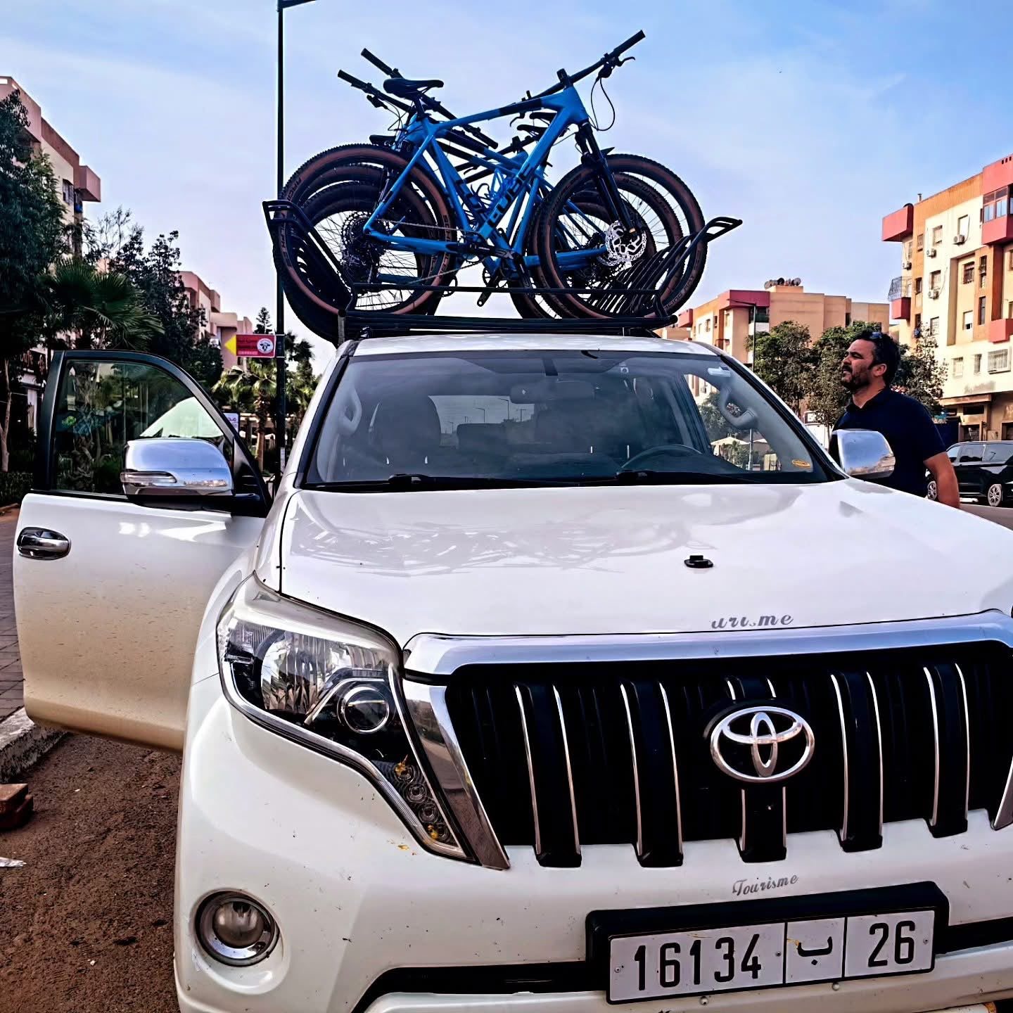 Véhicule 4x4 d'assistance avec vélos sur le toit lors d'un voyage à vélo au Maroc